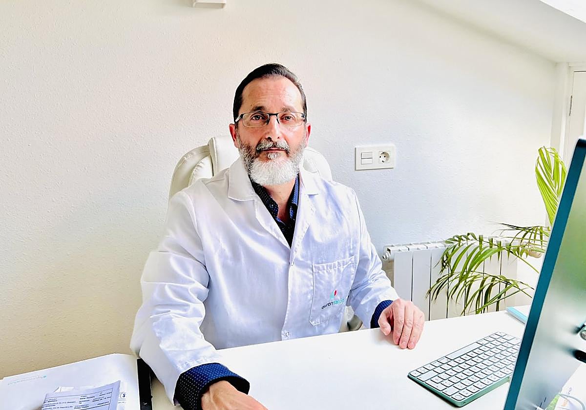 El doctor Segundo Ramírez, en la consulta.