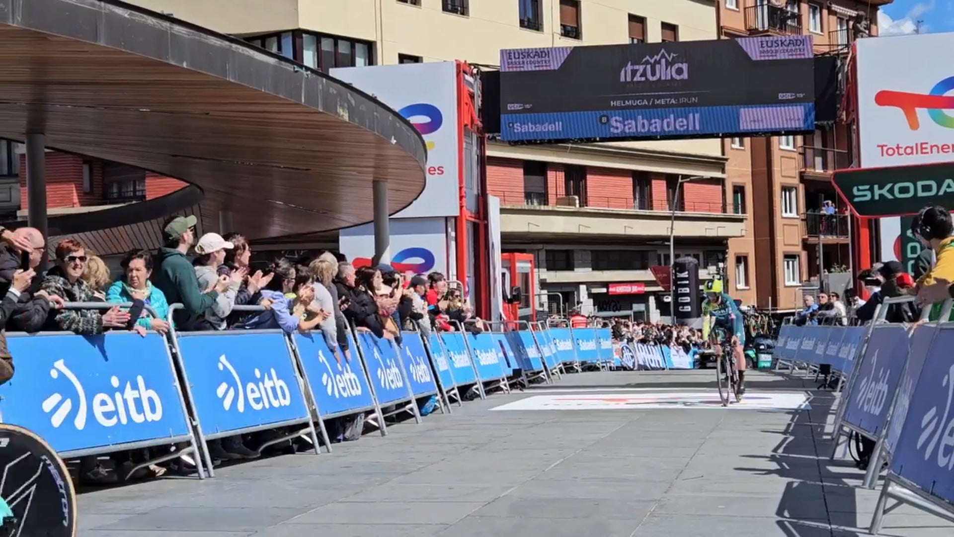 Primoz Roglic se confunde en la llegada a meta de la primera etapa de la Itzulia