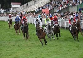 Carrera de caballos en el hipódromo de Donostia.