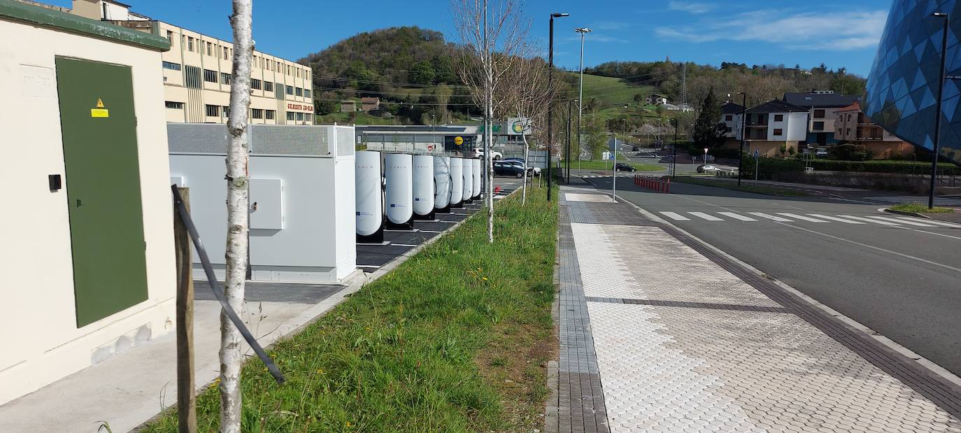 Los puntos de recarga Tesla en Hernani delante de los supermercados Lidl y Mercadona.