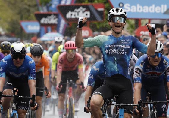 Paul Lapeira celebra la victoria en Kanbo, con Aranburu, quinto, a la izquierda.