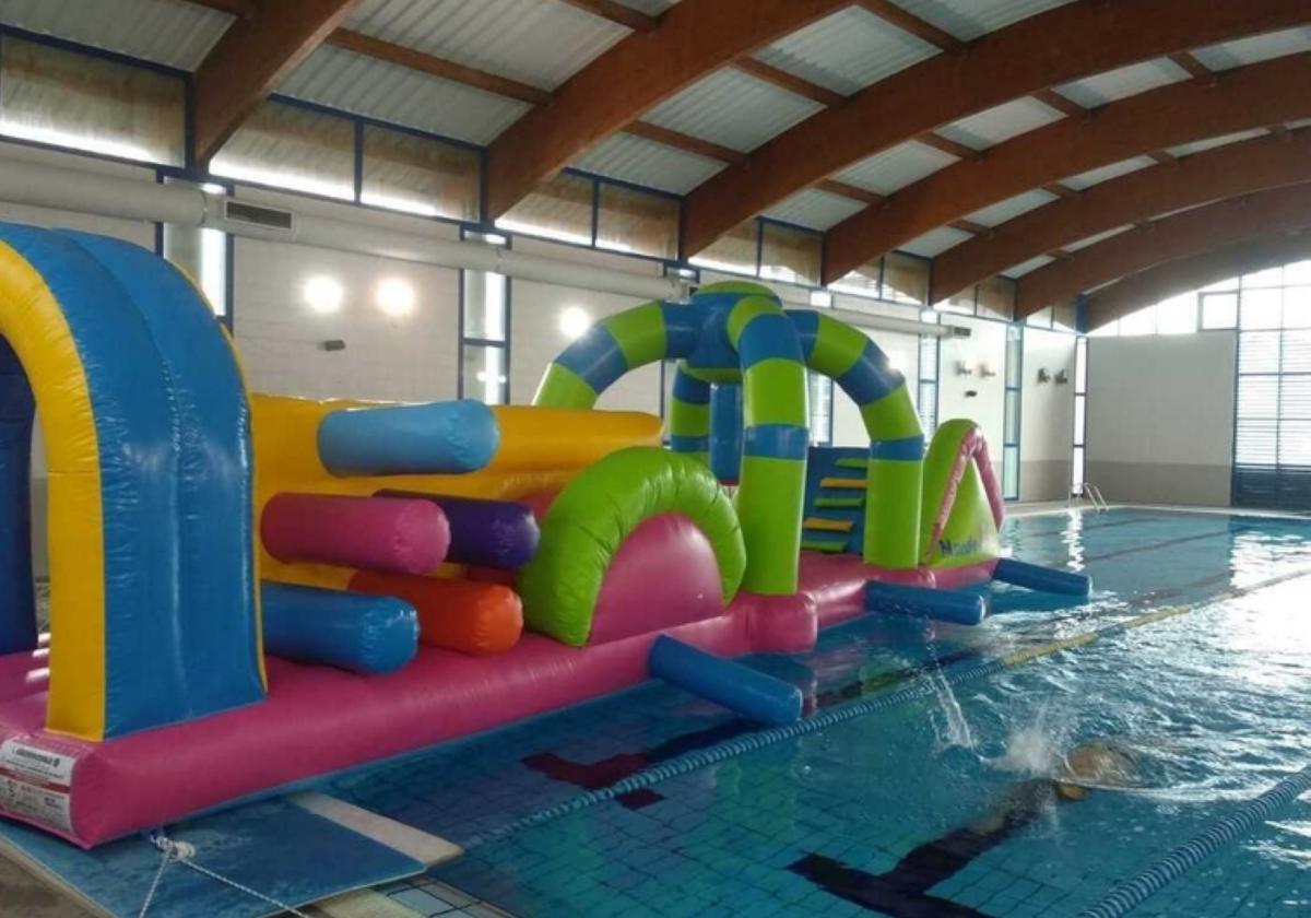 Los juegos hinchables se instalarán en la piscina del polideportivo.