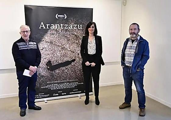 La directora general de Arantzazulab, Naiara Goia entre el ministro provincial de la Provincia Franciscana de Arantzazu, Joxe Mari Arregi; y el director del documental, Pello Sarasua en la presentación Royo