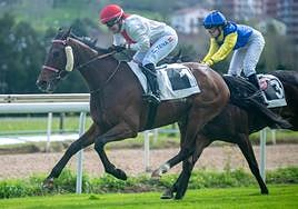La amazona Claudia Tena a lomos de 'Gaheris', ganador de la primera carrera Yeguada Marqués de Miraflores.
