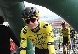 Jonas Vingegaard sale del control de firmas de Irun con rostro alegre pero concentrado.