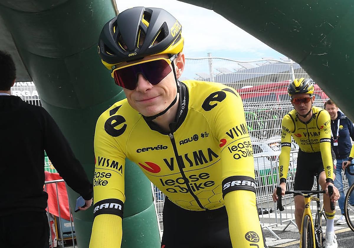 Jonas Vingegaard sale del control de firmas de Irun con rostro alegre pero concentrado.