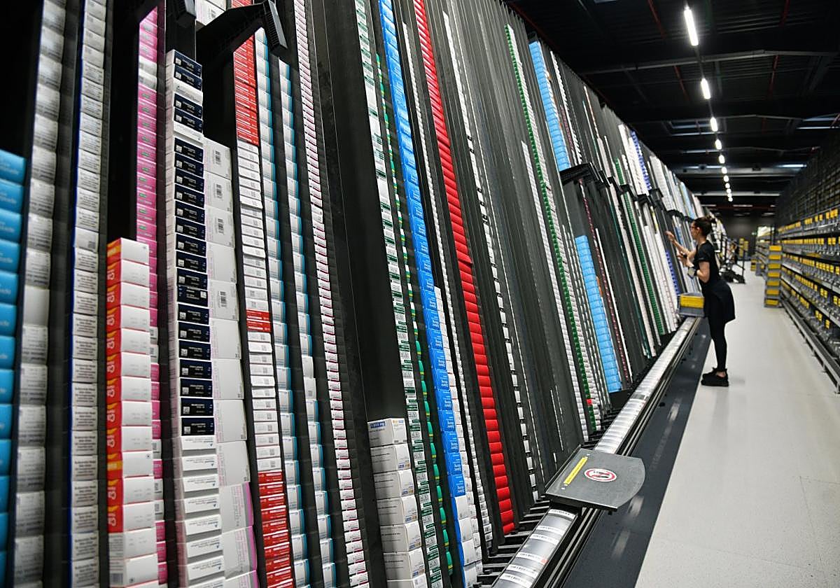 Una operaria repone medicamentos en la sede de la Distribuidora Farmacéutica de Gipuzkoa, en Zubieta.