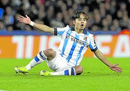 Take Kubo protesta en el suelo.