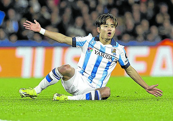 Take Kubo protesta en el suelo.