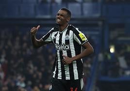 Alexander Isak celebra un gol con la camiseta del Newcastle.