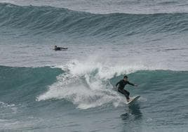 Un surfista coge una ola en la playa de La Zurriola.