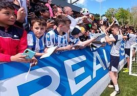 Cientos de aficionados arropan a la Real en Zubieta