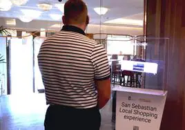 Un joven observa el expositor holográfico instalado en el hotel Lasala Plaza.