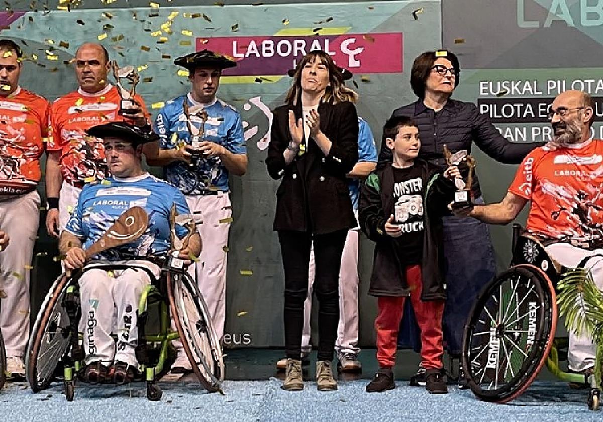 Finalistas y patrocinadores del torneo juntos tras el reparto de trofeos en el frontón Aritzbatalde el domingo al mediodía.