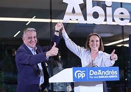 Javier de Andrés junto a Cuca Gamarra, secretaria general del PP, en el inicio de campaña en Bilbao.