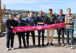 Organizadores y patrocinadores de la doble carrera, con el concejal Gabarain en la presentación.