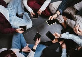 Los jóvenes, como los adultos, viven pegados a un móvil que nadie les ha enseñado a utilizar, con acceso a pornografía, violencia y vulnerables a numerosos peligros.