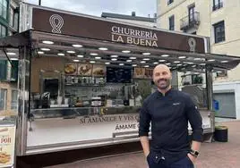 Héctor Martínez ayer, en su segundo día de trabajo, ante la nueva churrería instalada en Areizaga Kalebarren.