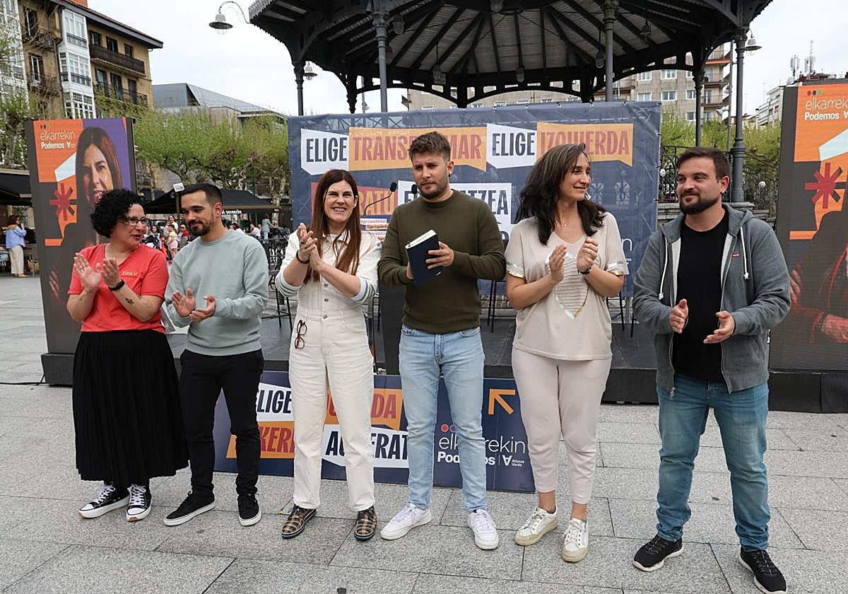 Miren Gorrotxategi, en el centro de la imagen, ayer en Irun.