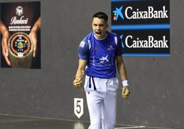 Javier Zabala celebra con rabia uno de sus tantos ayer en el Atano III de Donostia.