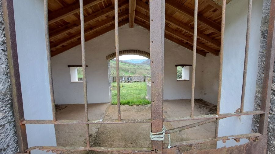 El monumento megalítico sobre la cima de Larrazpil