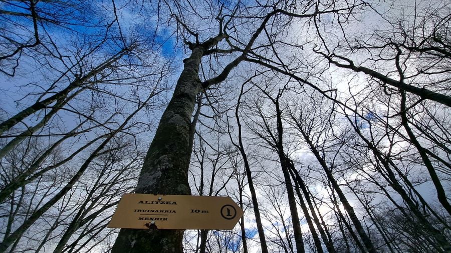 El monumento megalítico sobre la cima de Larrazpil