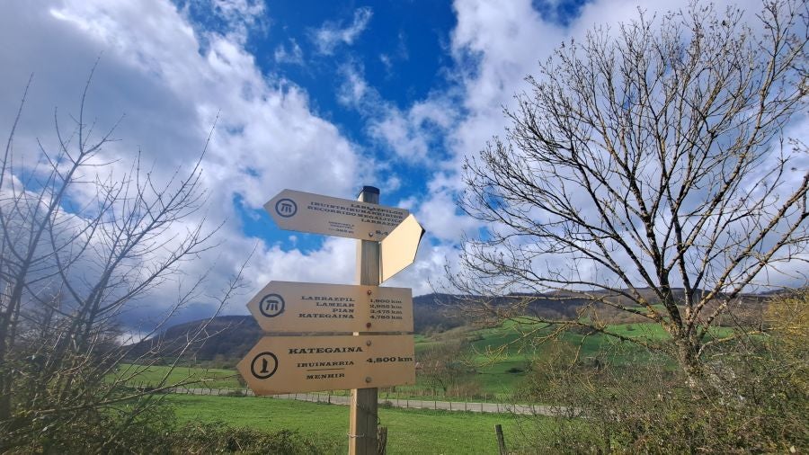 El monumento megalítico sobre la cima de Larrazpil