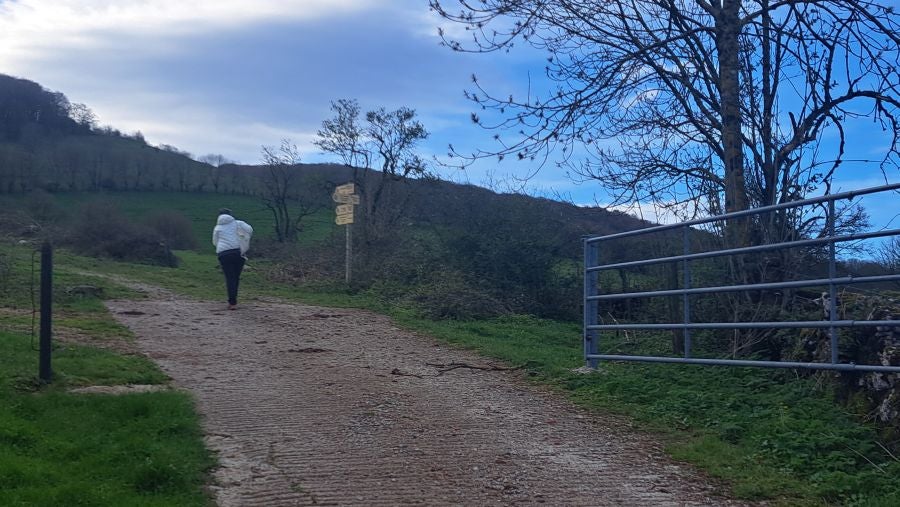 El monumento megalítico sobre la cima de Larrazpil