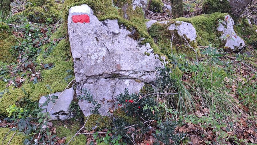 El monumento megalítico sobre la cima de Larrazpil