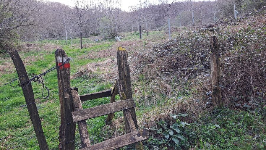 El monumento megalítico sobre la cima de Larrazpil