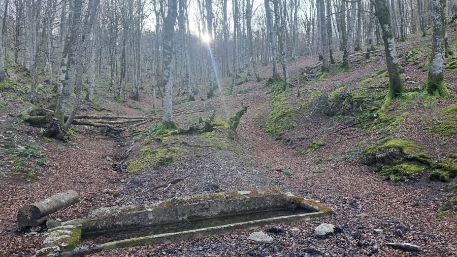 El monumento megalítico sobre la cima de Larrazpil