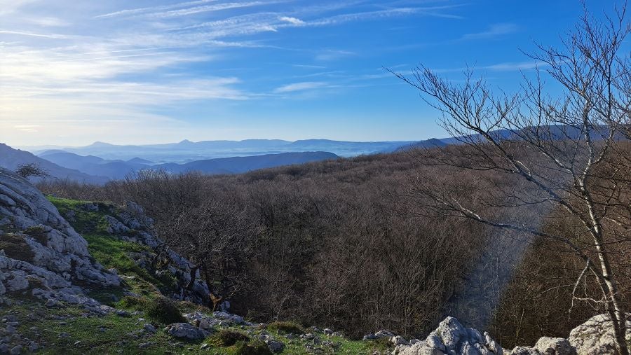 El monumento megalítico sobre la cima de Larrazpil