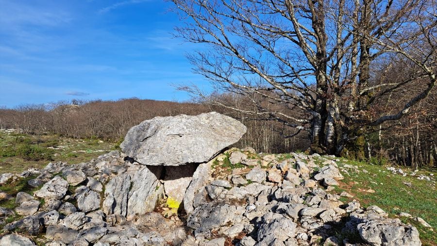 El monumento megalítico sobre la cima de Larrazpil