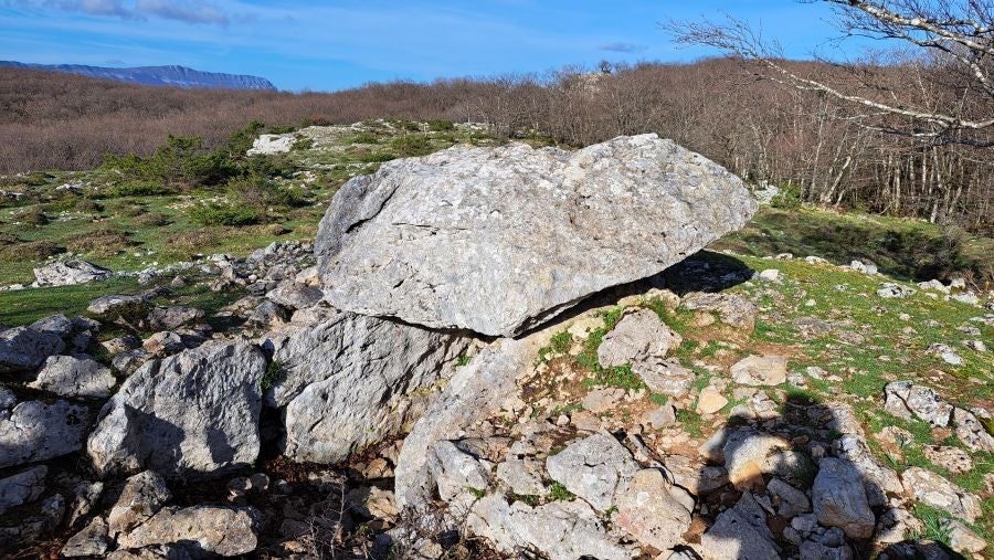 El monumento megalítico sobre la cima de Larrazpil