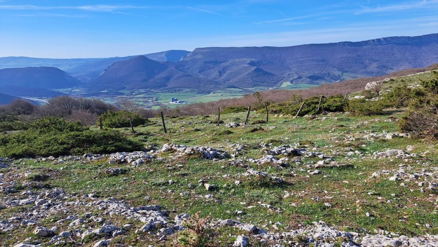 El monumento megalítico sobre la cima de Larrazpil