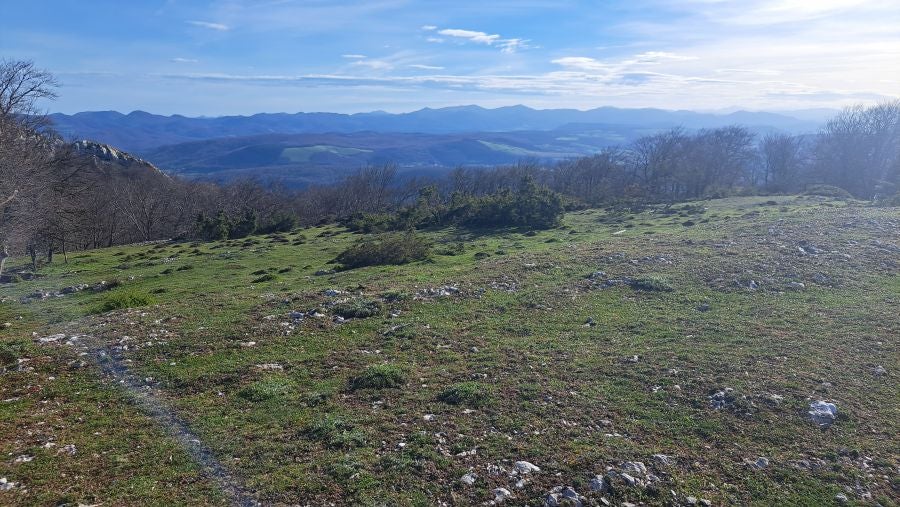 El monumento megalítico sobre la cima de Larrazpil