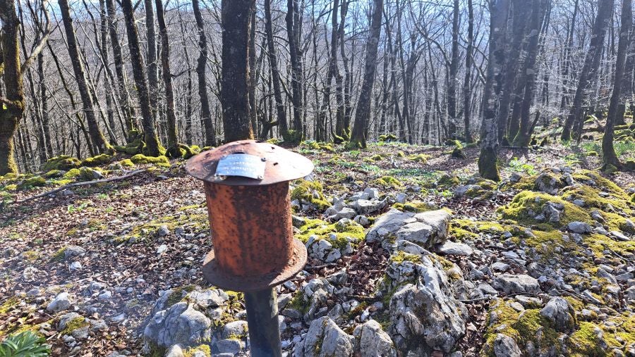 El monumento megalítico sobre la cima de Larrazpil