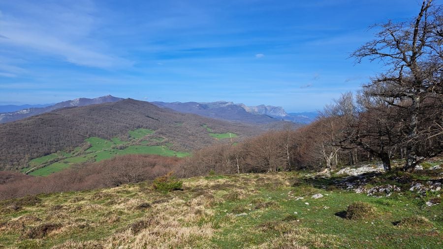 El monumento megalítico sobre la cima de Larrazpil