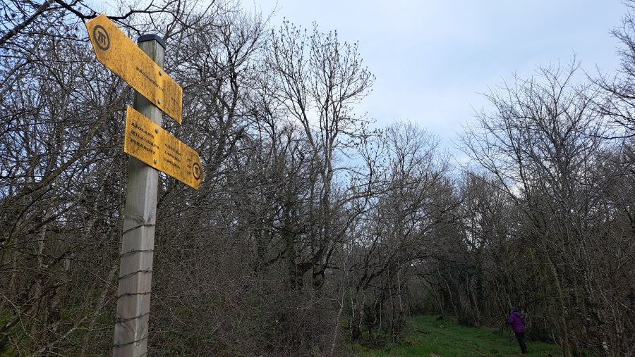 El monumento megalítico sobre la cima de Larrazpil