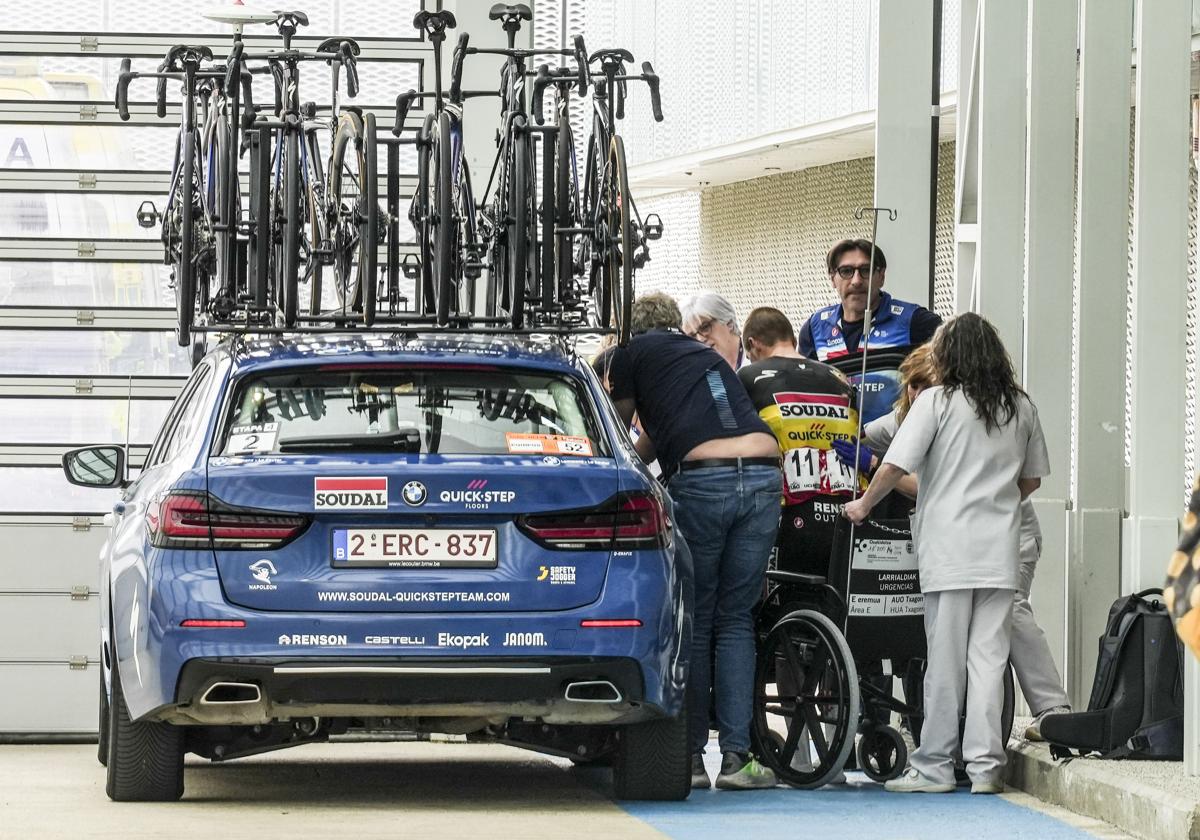 Evenepoel se sienta en una silla de ruedas a su llegada al hospital de Txagorritxu en Vitoria tras sufrir una dura caída en el descenaso de Krutzeta.