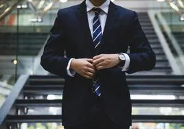 El Supremo respalda a una empresa que obliga a sus empleados a usar corbata en verano