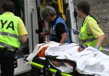 Mikel Landa, trasladado con collarín en ambulancia tras una fuerte caída