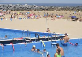 Monitores y alumnos de Tintin disfrutan de una clase en la piscina de la playa de Zurriola.