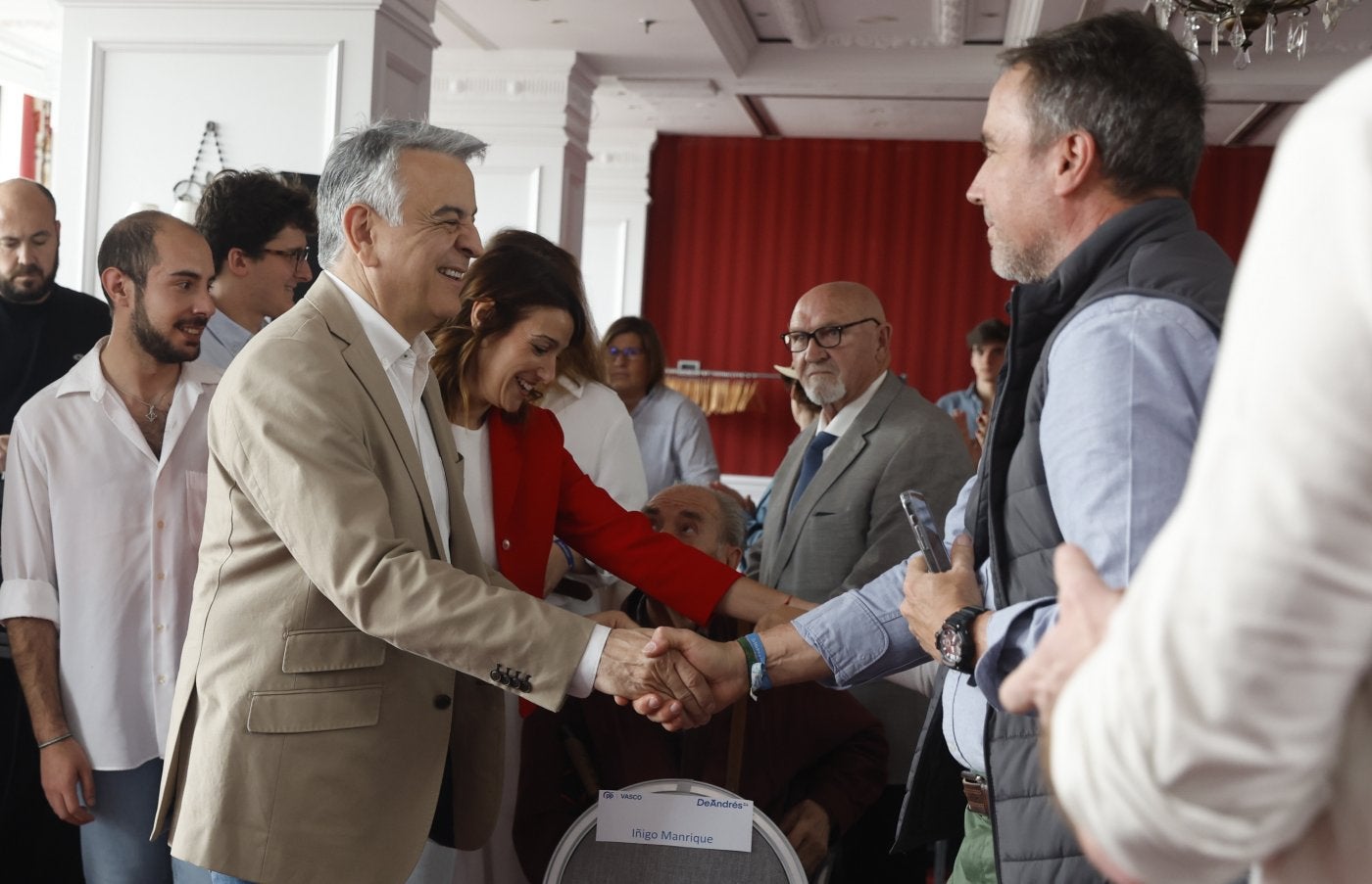 Javier de Andrés saluda a Iñigo Manrique en el acto de este sábado en San Sebastián.