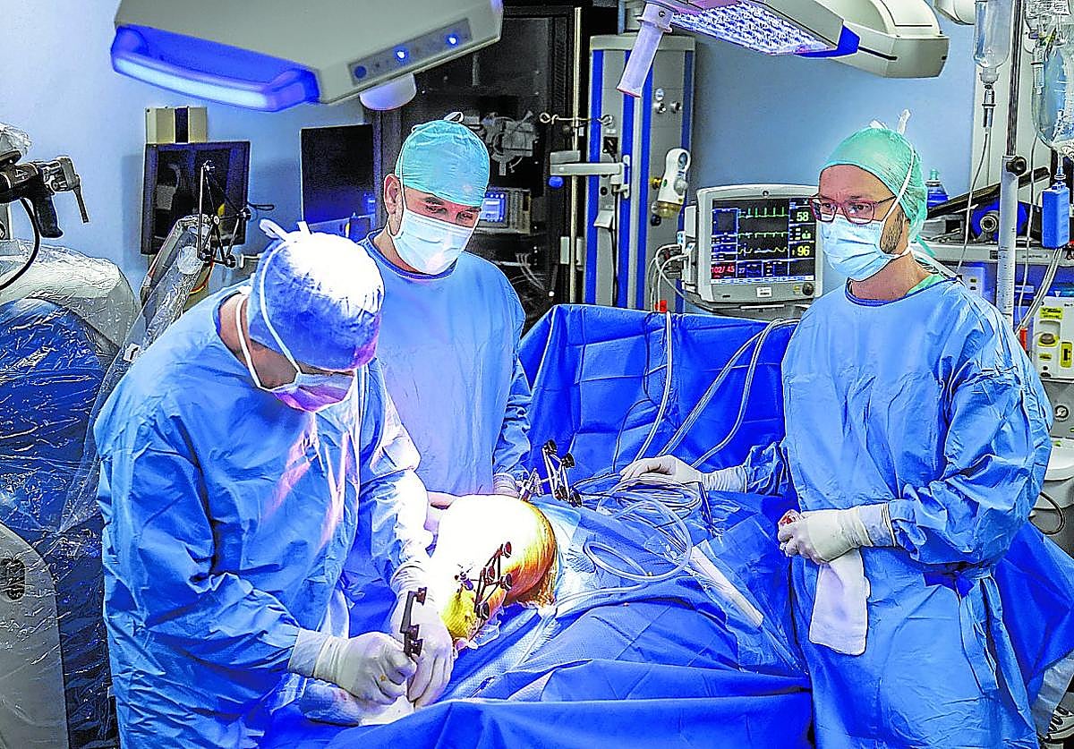 Mikel Sánchez, en plena operación en el quirófano, insiste en que el robot es una ayuda. «Sigo operando y mandando yo», dice.