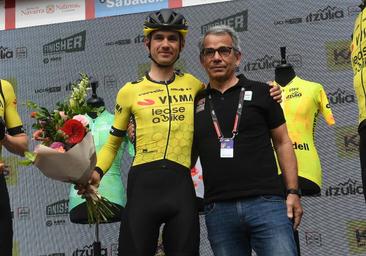 El emocionante abrazo de Milan Vader con el doctor que le salvó la vida hace dos años tras su caída en la Itzulia