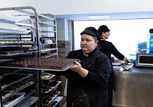 Aitziber Falque coloca una bandeja con chocolate.