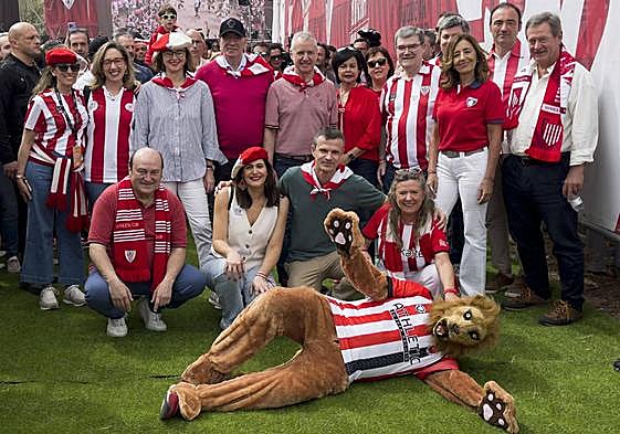 Iñigo Urkullu posa con Jon Uriarte, Juan Maria Aburto y José Ángel Iríbar en su visita a la 'Fan Zone' del equipo bilbaíno.