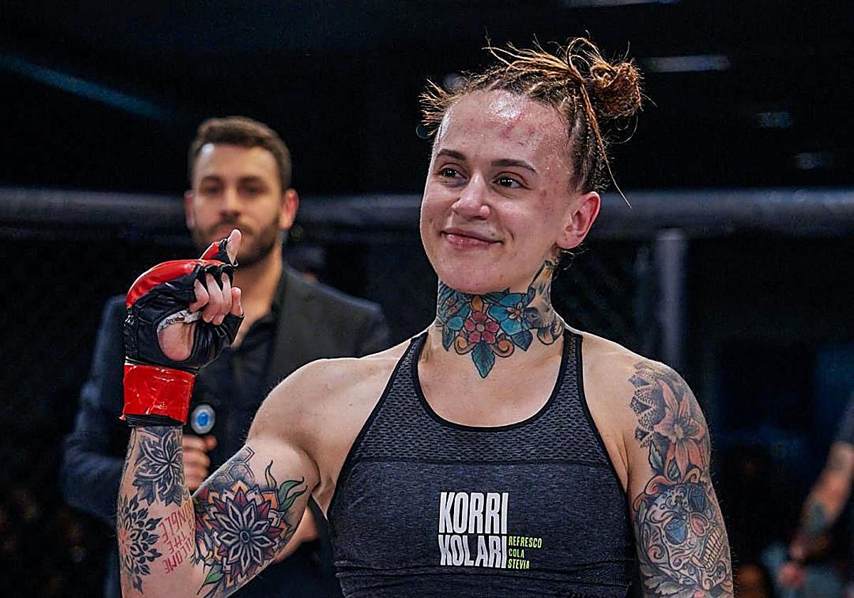 Aitana Álvarez levanta el dedo índice de su mano derecha en señal de victoria tras ganar un combate.