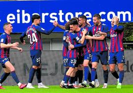 Los jugadores del Eibar celebran uno de los cinco goles que anotaron la jornada pasada frente al Eldense en Ipurua.